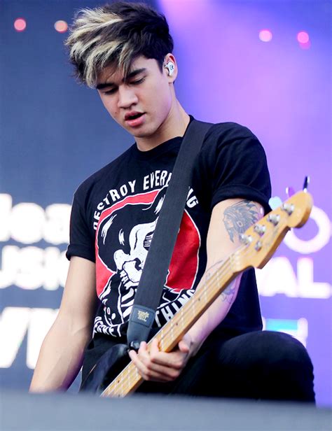 Calum Hood poses in the 2014 iHeartRadio Music。